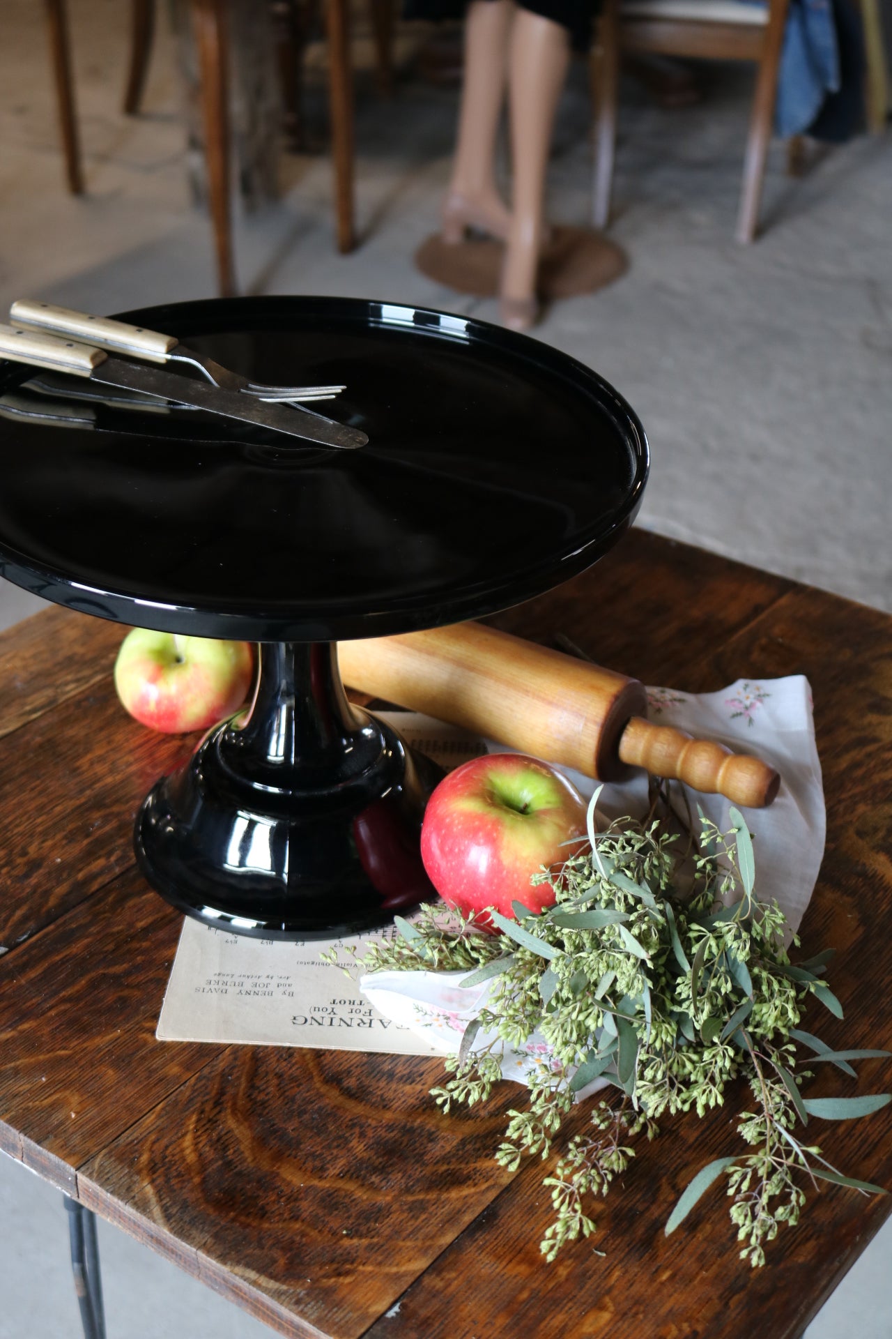 Black pedestal cake stand best sale